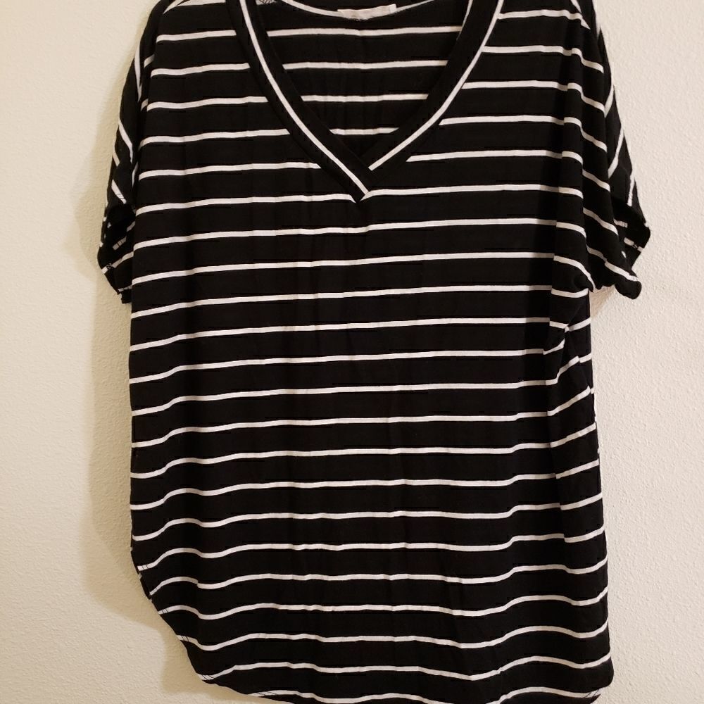 Bombom striped black /white V neck shirt sz S